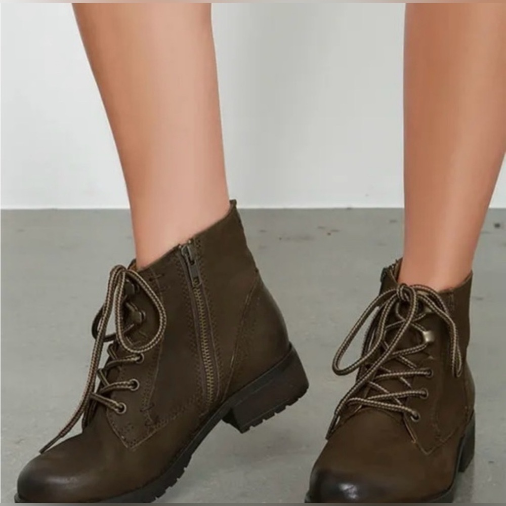 Steve Madden Faux Suede Olive Lace-Up Ankle Boots. Size-8.5. Rustic Acadamia